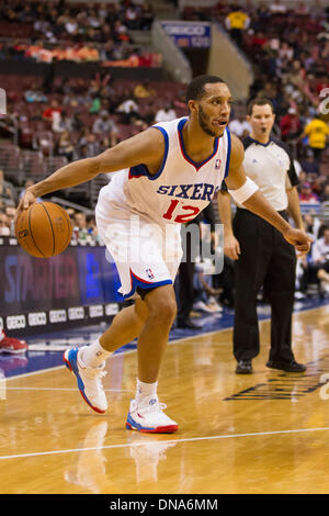 Philadelphia, Pennsylvania, USA. 20. Dezember 2013. Philadelphia 76ers kleine weiterleiten Evan Turner (12) in Aktion während des NBA-Spiels zwischen der Brooklyn Nets und die Philadelphia 76ers im Wells Fargo Center in Philadelphia, Pennsylvania. (Christopher Szagola/Cal Sport Media) Bildnachweis: Csm/Alamy Live-Nachrichten Stockfoto