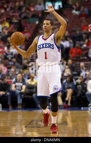 Philadelphia, Pennsylvania, USA. 20. Dezember 2013. Philadelphia 76ers Point Guard Michael Carter-Williams (1) bringt den Ball auf das Gericht während des NBA-Spiels zwischen der Brooklyn Nets und die Philadelphia 76ers im Wells Fargo Center in Philadelphia, Pennsylvania. (Christopher Szagola/Cal Sport Media) Bildnachweis: Csm/Alamy Live-Nachrichten Stockfoto