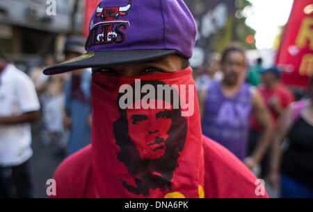 Buenos Aires, Argentinien. 20. Dezember 2013. Demonstranten teilnehmen an einen Marsch zum 12. Jahrestag der Volksrepublik Rebellion von 2001, bekannt als die "Argentinazo" in Buenos Aires, Argentinien am 20. Dezember 2013. Bildnachweis: Martin Zabala/Xinhua/Alamy Live-Nachrichten Stockfoto