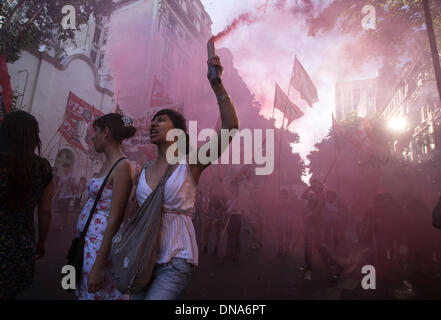 Buenos Aires, Argentinien. 20. Dezember 2013. Demonstranten teilnehmen an einen Marsch zum 12. Jahrestag der Volksrepublik Rebellion von 2001, bekannt als die "Argentinazo" in Buenos Aires, Argentinien am 20. Dezember 2013. Bildnachweis: Martin Zabala/Xinhua/Alamy Live-Nachrichten Stockfoto