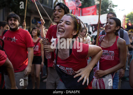 Buenos Aires, Argentinien. 20. Dezember 2013. Demonstranten teilnehmen an einen Marsch zum 12. Jahrestag der Volksrepublik Rebellion von 2001, bekannt als die "Argentinazo" in Buenos Aires, Argentinien am 20. Dezember 2013. Bildnachweis: Martin Zabala/Xinhua/Alamy Live-Nachrichten Stockfoto