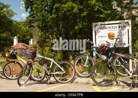 Fahrräder in der Nähe des archäologischen Seiten Lepensky Vir, Serbien, Europa Stockfoto