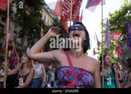 Buenos Aires, Argentinien. 20. Dezember 2013. Demonstranten teilnehmen an einen Marsch zum 12. Jahrestag der Volksrepublik Rebellion von 2001, bekannt als die "Argentinazo" in Buenos Aires, Argentinien am 20. Dezember 2013. Bildnachweis: Martin Zabala/Xinhua/Alamy Live-Nachrichten Stockfoto