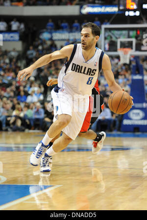 Dallas, Texas, USA. 20. Dezember 2013.  Dallas Mavericks point Guard Jose Calderon #8 bei einem NBA-Spiel zwischen Toronto Raptors und den Dallas Mavericks das American Airlines Center in Dallas, TX Toronto besiegte Dallas im OT 109-108 Credit: Cal Sport Media/Alamy Live News Stockfoto