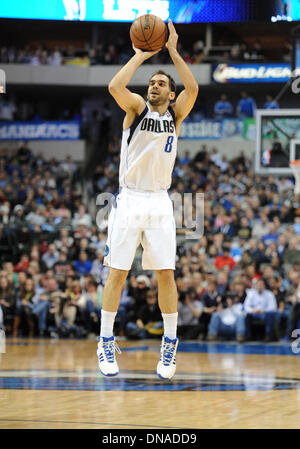 Dallas, Texas, USA. 20. Dezember 2013.  Dallas Mavericks point Guard Jose Calderon #8 bei einem NBA-Spiel zwischen Toronto Raptors und den Dallas Mavericks das American Airlines Center in Dallas, TX Toronto besiegte Dallas im OT 109-108 Credit: Cal Sport Media/Alamy Live News Stockfoto