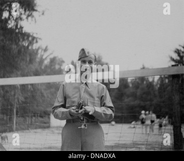 Soldat in Uniform vor Volleyball Netz, Portrait, WWII, US-Armee militärische Basis, Indiana, USA, 1942 Stockfoto