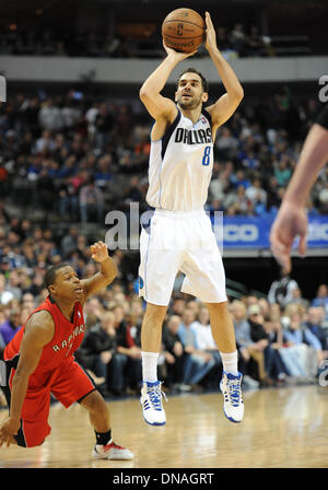 Dallas, Texas, USA. 20. Dezember 2013.  Dallas Mavericks point Guard Jose Calderon #8 bei einem NBA-Spiel zwischen Toronto Raptors und den Dallas Mavericks das American Airlines Center in Dallas, TX Toronto besiegte Dallas im OT 109-108 Credit: Cal Sport Media/Alamy Live News Stockfoto