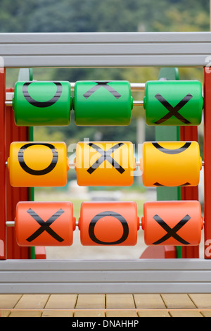 Tic tac Toe-Spiel Spielplatz inmitten Stockfoto