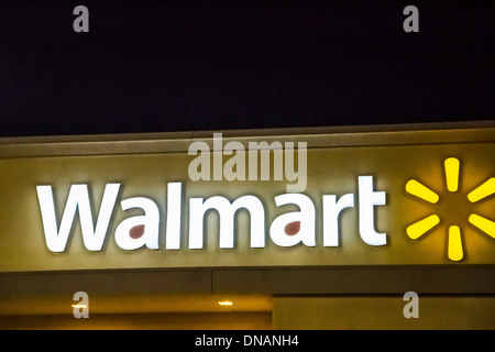 Ein Walmart-Zeichen in der Nacht in West Hills, Kalifornien Stockfoto
