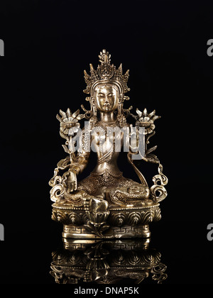 Grüne Tara Statue buddhistische Göttin des Mitgefühls. Auf schwarzem Hintergrund isoliert. Stockfoto