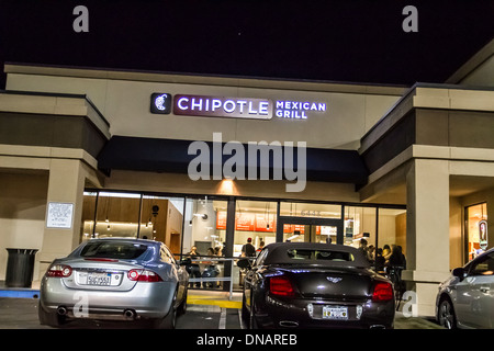 Ein Chipotle Mexican Grill mit einem Jaguar XK und ein Bentley geparkt vor der Tür in Woodland Hills, Kalifornien. Stockfoto