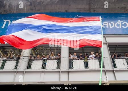 Bangkok, Thailand. 19. Dezember 2013. Eine Menge von Büroangestellten beobachtet die Anti Regierungs-Proteste von einem erhöhten Laufsteg in Bangkoks Geschäftsviertel. : Bildnachweis Thomas De Cian/NurPhoto: Thomas De Cian/NurPhoto/ZUMAPRESS.com/Alamy Live-Nachrichten Stockfoto