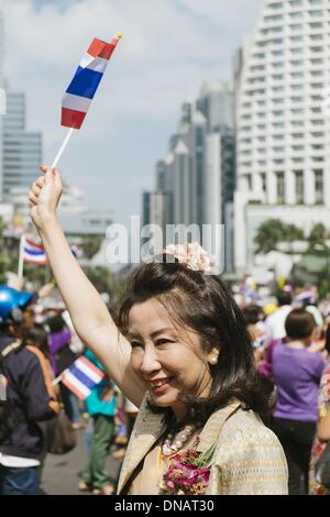 Bangkok, Thailand. 19. Dezember 2013. Ein Demonstrant "Wellenlinien" thailändische Flagge an den letzten Anti Regierung Demonstartions in Bangkok.Photo: Thomas De Cian/NurPhoto Credit: Thomas De Cian/NurPhoto/ZUMAPRESS.com/Alamy Live News Stockfoto