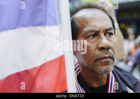 Bangkok, Thailand. 20. Dezember 2013. Ein Anti Regierung Demonstrant am jüngsten Demonstrationen in der thailändischen Hauptstadt Bangkok. Viele der Demonstranten kommen aus wohlhabenden Mittelschicht der Stadt. : Bildnachweis Thomas De Cian/NurPhoto: Thomas De Cian/NurPhoto/ZUMAPRESS.com/Alamy Live-Nachrichten Stockfoto