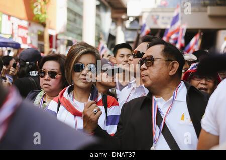 Bangkok, Thailand. 20. Dezember 2013. Führer der Anti Regierung, die Portests durch Bangkoks Finanzdistrikt auf einer jüngsten Demonstration in der thailändischen Hauptstadt marschieren. : Bildnachweis Thomas De Cian/NurPhoto: Thomas De Cian/NurPhoto/ZUMAPRESS.com/Alamy Live-Nachrichten Stockfoto