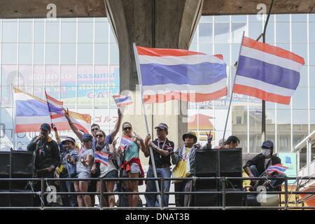 Bangkok, Thailand. 20. Dezember 2013. Ausländische Touristen verbinden eine Demonstration gegen die Regierung in der thailändischen Hauptstadt Bangkok.Photo: Thomas De Cian/NurPhoto Credit: Thomas De Cian/NurPhoto/ZUMAPRESS.com/Alamy Live News Stockfoto