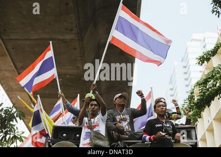 Bangkok, Thailand. 20. Dezember 2013. Anti-Regierungs-Demonstranten Parade durch die Straßen der thailändischen Hauptstadt Bangkok auf einer jüngsten Protestkundgebung. : Bildnachweis Thomas De Cian/NurPhoto: Thomas De Cian/NurPhoto/ZUMAPRESS.com/Alamy Live-Nachrichten Stockfoto