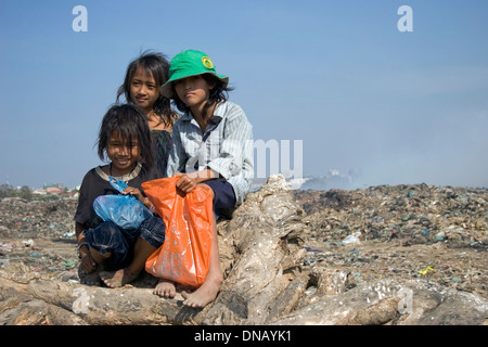 Drei junge Kind Arbeiter Mädchen ruhen in eine toxische Müllhalde auf der Stung Meanchey Deponie in Phnom Penh, Kambodscha. Stockfoto