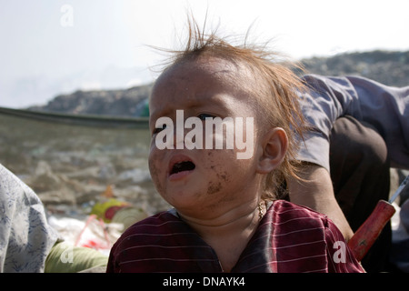 Ein junges Kind Arbeiter Junge weint in einer Müllkippe bei Stung Meanchey Mülldeponie in Phnom Penh, Kambodscha. Stockfoto