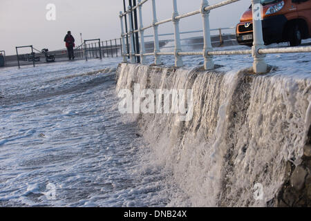 Aberystwyth, Wales, UK. 21. Dezember 2013.   Die 4,7 m hohen Springflut auf 9,57 bin und starke Südwestströmung bringen riesige Wellen auf die Promenade in Aberystwyth, an der Westküste Wales UK Teig. Weitere starke Winde und schwere Regen dürfte in den kommenden 24 Stunden in ganz Großbritannien, vor allem im Westen und Nordwesten.   Bildnachweis: Keith Morris/Alamy Live-Nachrichten Stockfoto