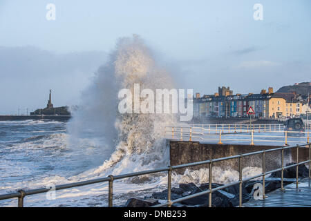 Aberystwyth, Wales, UK. 21. Dezember 2013.   Die 4,7 m hohen Springflut auf 9,57 bin und starke Südwestströmung bringen riesige Wellen auf die Promenade in Aberystwyth, an der Westküste Wales UK Teig. Weitere starke Winde und schwere Regen dürfte in den kommenden 24 Stunden in ganz Großbritannien, vor allem im Westen und Nordwesten.   Bildnachweis: Keith Morris/Alamy Live-Nachrichten Stockfoto