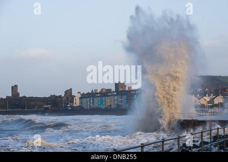 Aberystwyth, Wales, UK. 21. Dezember 2013.   Die 4,7 m hohen Springflut auf 9,57 bin und starke Südwestströmung bringen riesige Wellen auf die Promenade in Aberystwyth, an der Westküste Wales UK Teig. Weitere starke Winde und schwere Regen dürfte in den kommenden 24 Stunden in ganz Großbritannien, vor allem im Westen und Nordwesten.   Bildnachweis: Keith Morris/Alamy Live-Nachrichten Stockfoto