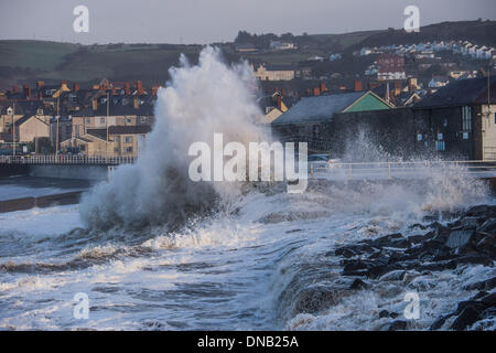 Aberystwyth, Wales, UK. 21. Dezember 2013.   Die 4,7 m hohen Springflut auf 9,57 bin und starke Südwestströmung bringen riesige Wellen auf die Promenade in Aberystwyth, an der Westküste Wales UK Teig. Weitere starke Winde und schwere Regen dürfte in den kommenden 24 Stunden in ganz Großbritannien, vor allem im Westen und Nordwesten.   Bildnachweis: Keith Morris/Alamy Live-Nachrichten Stockfoto