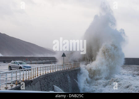 Aberystwyth, Wales, UK. 21. Dezember 2013.   Die 4,7 m hohen Springflut auf 9,57 bin und starke Südwestströmung bringen riesige Wellen auf die Promenade in Aberystwyth, an der Westküste Wales UK Teig. Weitere starke Winde und schwere Regen dürfte in den kommenden 24 Stunden in ganz Großbritannien, vor allem im Westen und Nordwesten.   Bildnachweis: Keith Morris/Alamy Live-Nachrichten Stockfoto