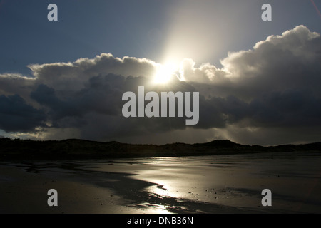 Die Sonne bricht durch die Wolken auf Broughton Bucht, Halbinsel Gower, South Wales. Stockfoto