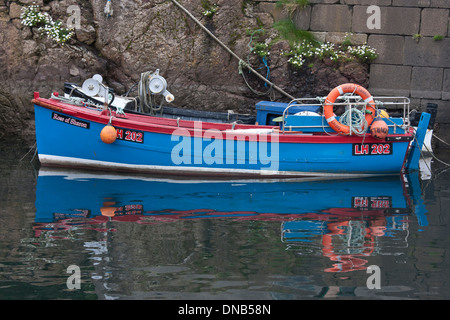 Kleinen blauen Fischerboot in Kai vertäut Stockfoto
