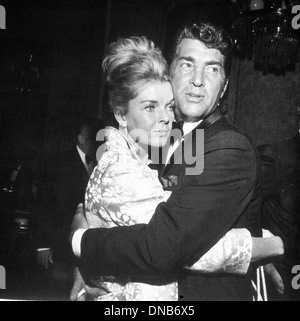 DEAN MARTIN (1917-1995) US-Sänger und Schauspieler mit Frau Jeanne über 1960 Stockfoto