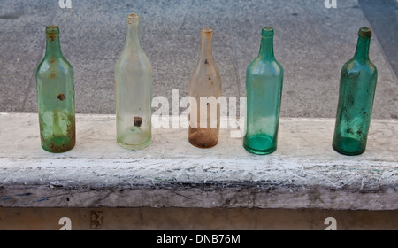 fünf alte schmutzige Flaschen in einer Zeile Stockfoto