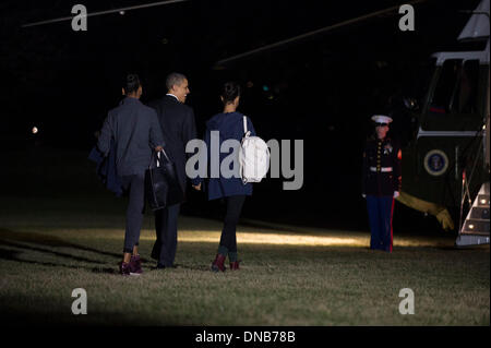 Washington, DC, USA. 21. Dezember 2013. US-Präsident Barack Obama geht mit seinen Töchtern Sasha (L) und Malia, als die erste Familie im Weißen Haus für einen Urlaub mit der Familie nach Hawaii fährt. Bildnachweis: Dpa picture Alliance/Alamy Live News Stockfoto