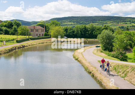 Paar, Radfahren entlang der Treidelpfad am Canal du Centre bei Remigny in Burgund Frankreich Europa Stockfoto