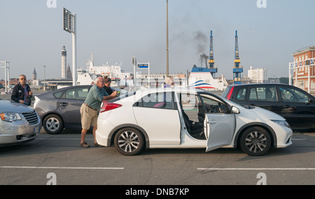 Autofahrer stehen außerhalb ihrer Autos in Warteschlange für Calais Dover Fähre, Frankreich, Europa Stockfoto