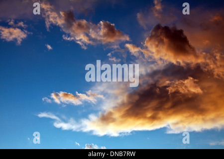 einige stürmische Wolken im Himmel eingetragen Stockfoto