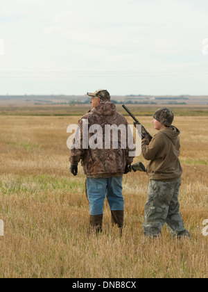 Opa und Enkel auf der Jagd Stockfoto