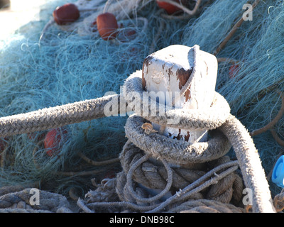 Seile und Net auf Fischerboot Stockfoto