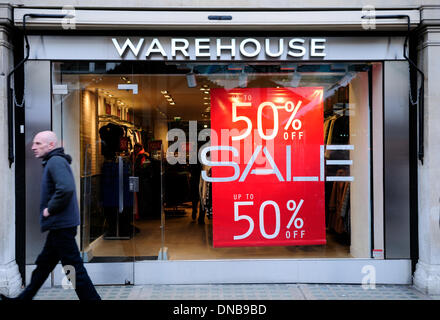 Nottingham, UK. 21. Dezember 2013. Stores in ganz England Rabatt von bis zu 50 % und mehr zu angezogen, um was erwartet wird, zu einer der verkehrsreichsten Tage des Jahres zu kaufen, Weihnachts-Shopper in. Bildnachweis: Ian Francis/Alamy Live-Nachrichten Stockfoto