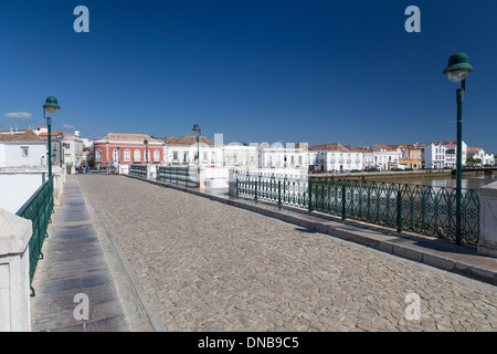 Römische Brücke über den Fluss Gilao, Tavira, Algarve, Portugal Stockfoto