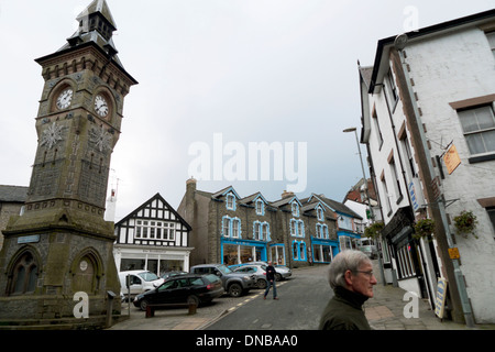 Ein Blick auf den Uhrturm und Platz an der High Street in Knighton Powys Wales UK KATHY DEWITT Stockfoto