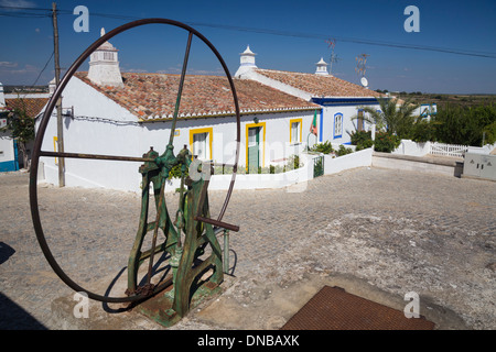 Fischer Häuschen und alte eiserne Wasserrad in Cacela Velha, Algarve, Portugal Stockfoto