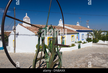 Fischer Häuschen und alte eiserne Wasserrad in Cacela Velha, Algarve, Portugal Stockfoto