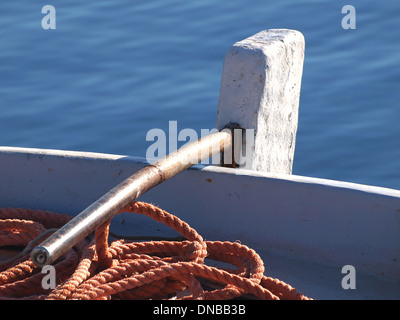 Ruder und Seile auf alten Holzboot Stockfoto