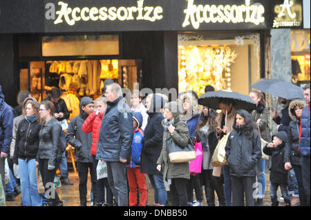 Oxford Street, London, UK. 21. Dezember 2013. Oxford Street ist gefüllt mit Weihnachts-Einkäufer, trotzen das schlechtere Wetter auf der geschäftigsten shopping-Tag. Bildnachweis: Matthew Chattle/Alamy Live-Nachrichten Stockfoto