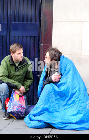 Nottingham, UK. 21. Dezember 2013. Mitglied der öffentlichen Haltestellen Komfort Obdachlosen auf den Straßen von Nottingham Stadtzentrum, als Weihnachts-Einkäufer vorbeiziehen. Bildnachweis: Ian Francis/Alamy Live-Nachrichten Stockfoto