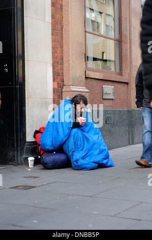 Nottingham, UK. 21. Dezember 2013. Mitglied der öffentlichen Haltestellen Komfort Obdachlosen auf den Straßen von Nottingham Stadtzentrum, als Weihnachts-Einkäufer vorbeiziehen. Bildnachweis: Ian Francis/Alamy Live-Nachrichten Stockfoto