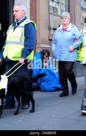 Nottingham, UK. 21. Dezember 2013. Mitglied der öffentlichen Haltestellen Komfort Obdachlosen auf den Straßen von Nottingham Stadtzentrum, als Weihnachts-Einkäufer vorbeiziehen. Bildnachweis: Ian Francis/Alamy Live-Nachrichten Stockfoto