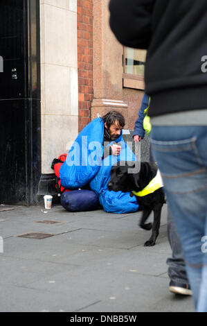 Nottingham, UK. 21. Dezember 2013. Mitglied der öffentlichen Haltestellen Komfort Obdachlosen auf den Straßen von Nottingham Stadtzentrum, als Weihnachts-Einkäufer vorbeiziehen. Bildnachweis: Ian Francis/Alamy Live-Nachrichten Stockfoto