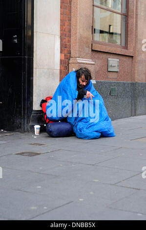 Nottingham, UK. 21. Dezember 2013. Mitglied der öffentlichen Haltestellen Komfort Obdachlosen auf den Straßen von Nottingham Stadtzentrum, als Weihnachts-Einkäufer vorbeiziehen. Bildnachweis: Ian Francis/Alamy Live-Nachrichten Stockfoto